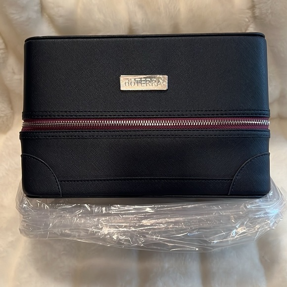 🤎🤎NWOT STUNNING 💜DOTERRA💜CARRY CASE. HOLD A TON OF OILS. - Picture 4 of 13